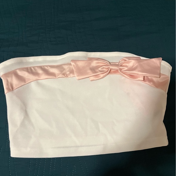 white cube top with a pink bow - Picture 1 of 3